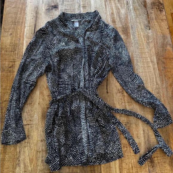 H&M Black White EUC Patterned button up down Blouse belt long sleeve 100% silk - Picture 1 of 7